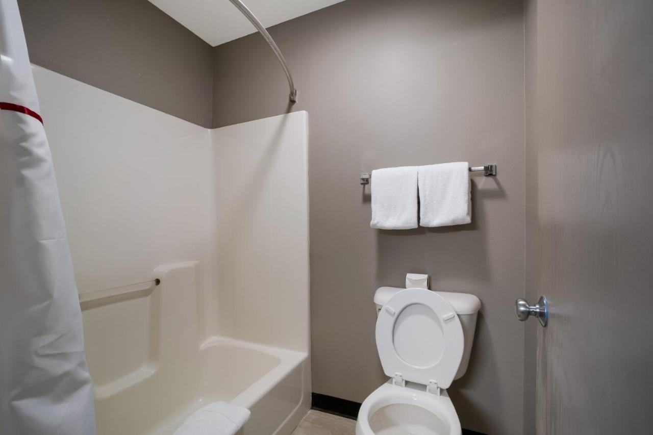 Super 8 By Wyndham Marston Motel Bagian luar foto