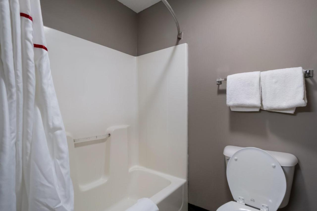 Super 8 By Wyndham Marston Motel Bagian luar foto