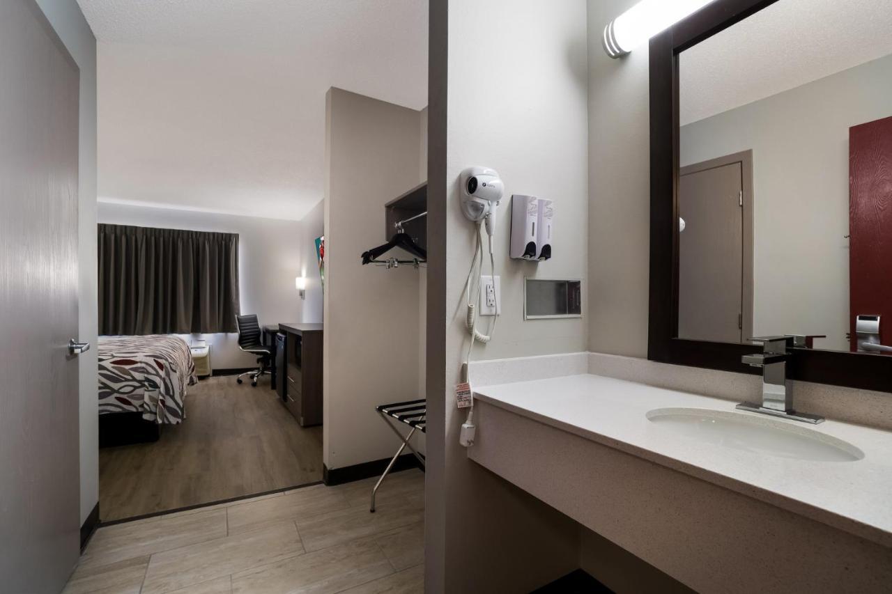 Super 8 By Wyndham Marston Motel Bagian luar foto
