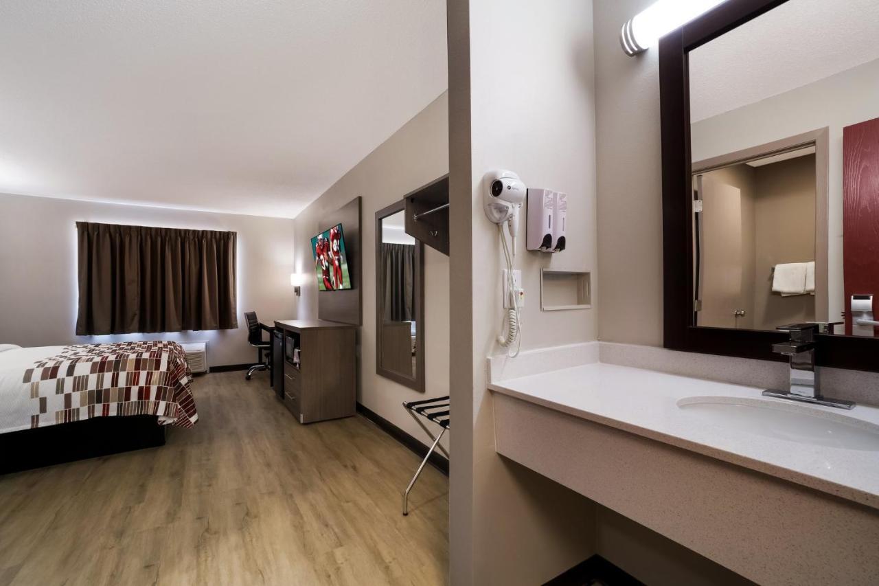 Super 8 By Wyndham Marston Motel Bagian luar foto