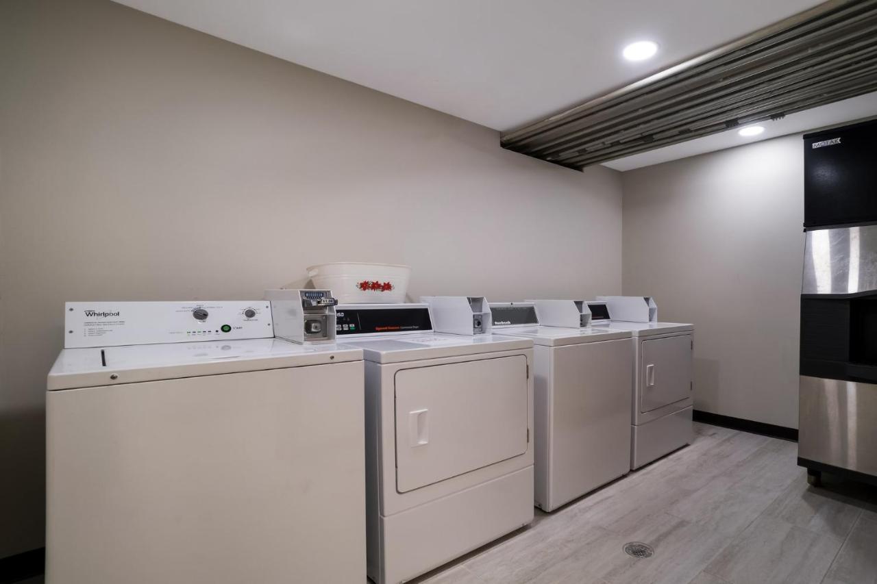 Super 8 By Wyndham Marston Motel Bagian luar foto