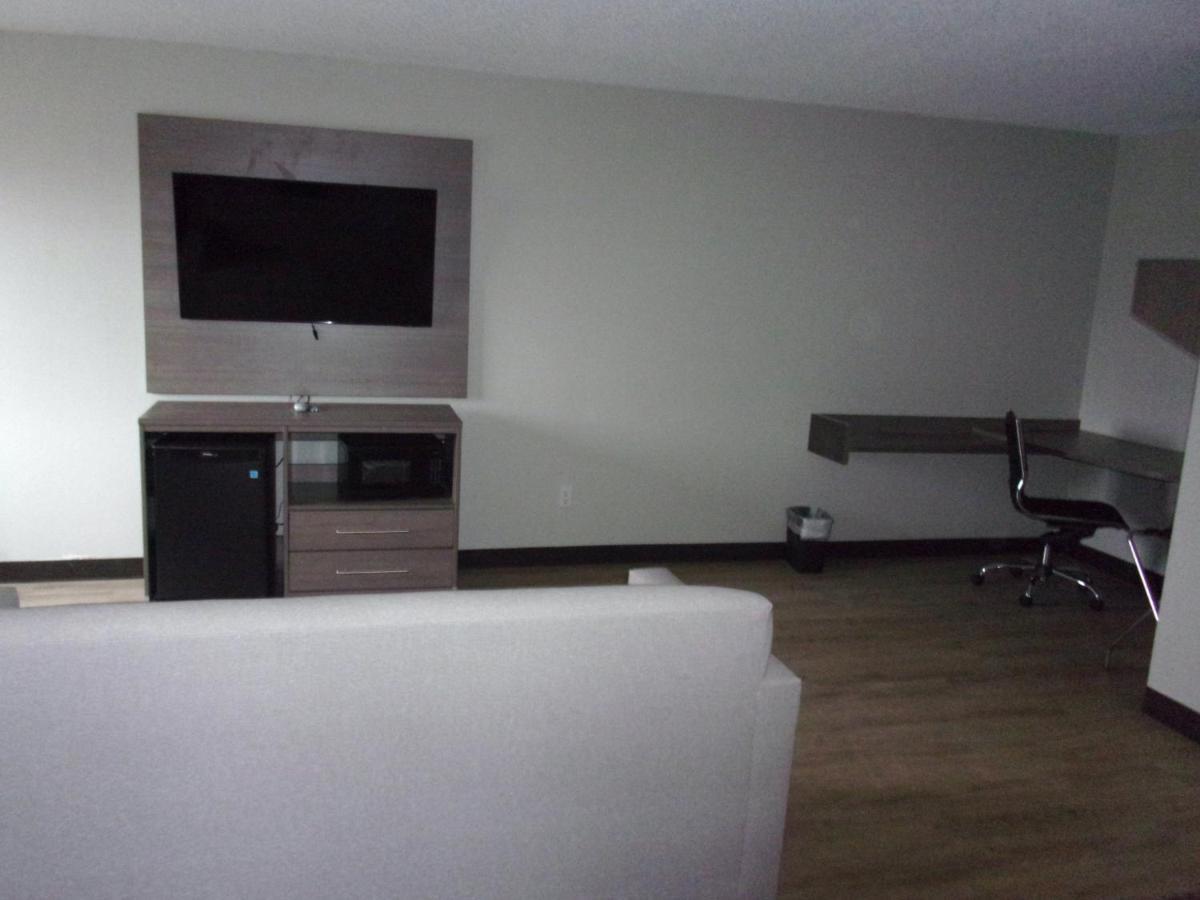 Super 8 By Wyndham Marston Motel Bagian luar foto
